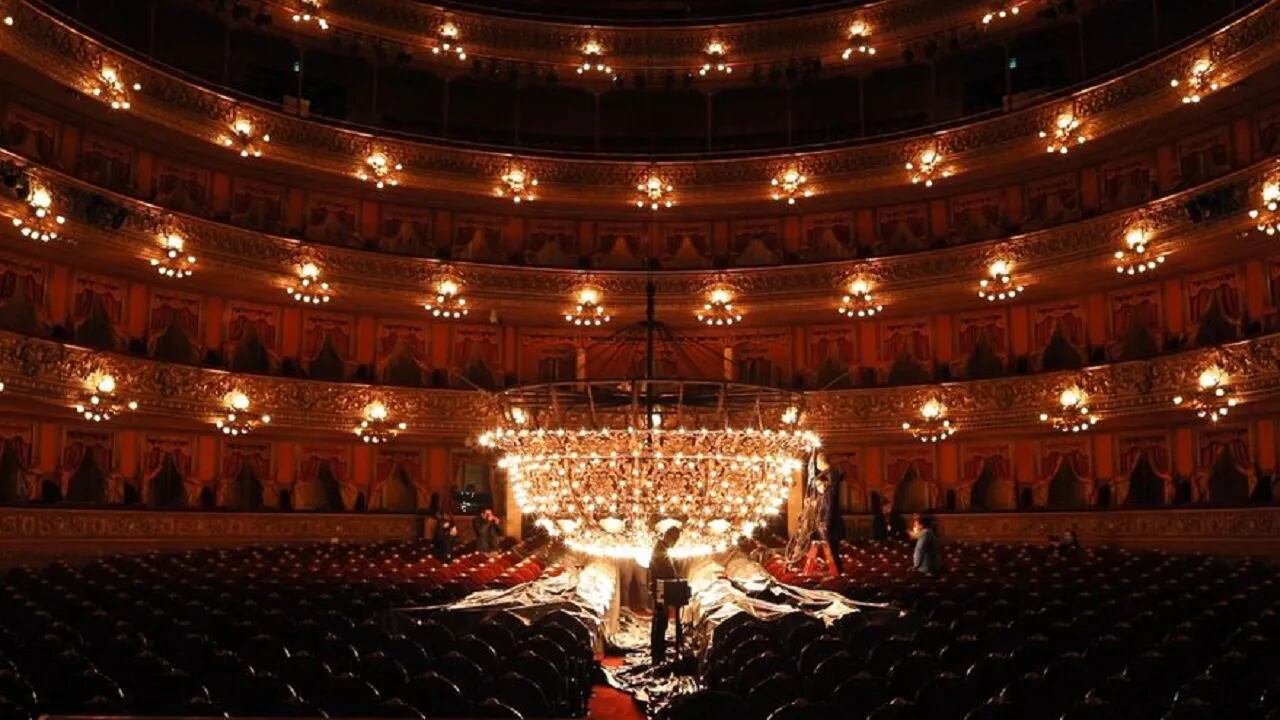 Cómo es la tradicional limpieza y cambio de luces de la araña del Teatro Colón