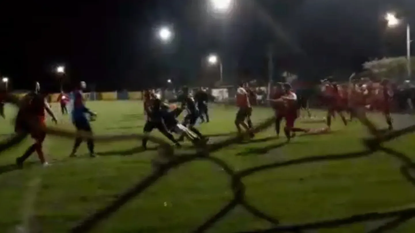 Brutal batalla campal en un partido de fútbol en Santa Fe entre jugadores, cuerpo técnico e hinchas 