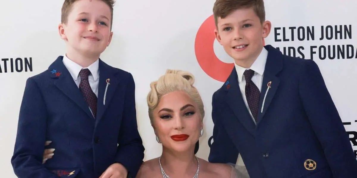 Fiesta post Oscar 2022: Lady Gaga deslumbró con un vestido de tul y posó junto a los hijos de Elton John