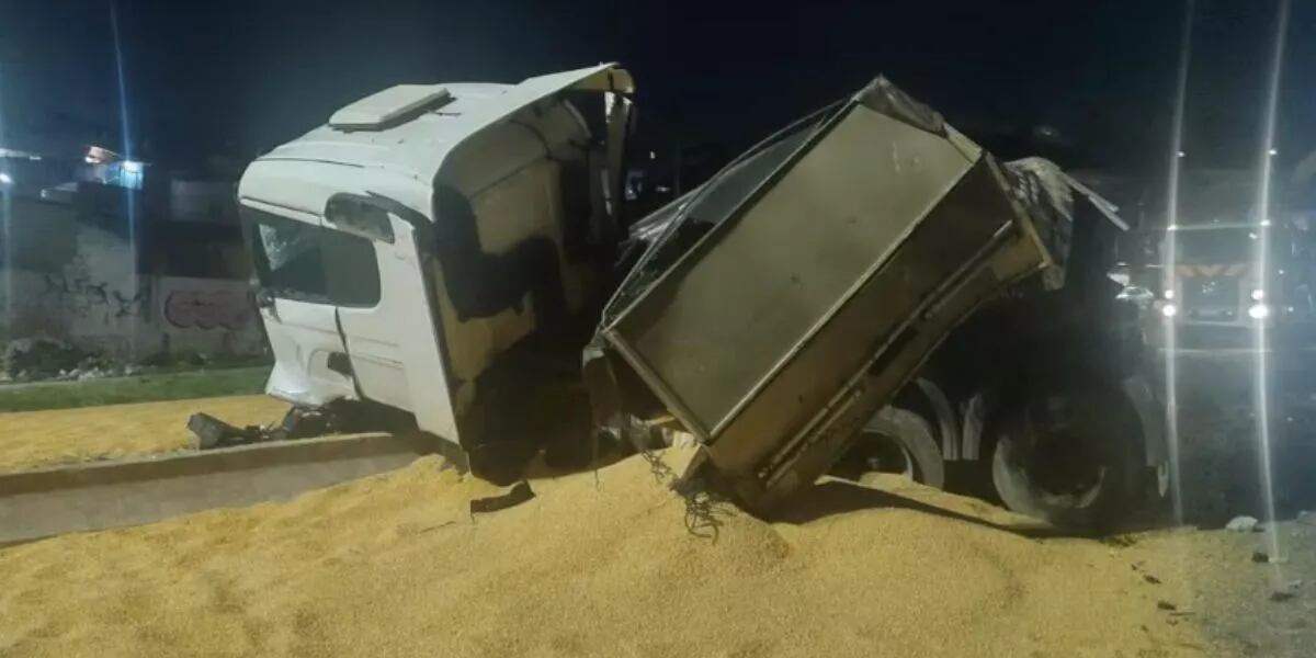 Murieron 2: un auto embistió a un mochilero, un camión cargado de maíz intentó desviarse, pero se estrelló y mató al conductor de otro vehículo