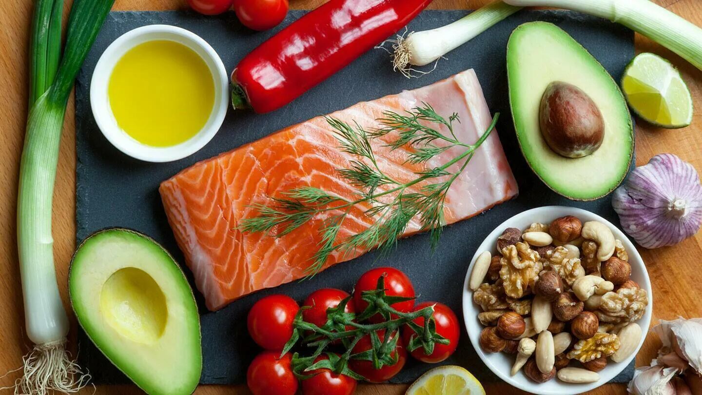 Aceite de oliva virgen, aguacate, salmón o nueces, además de las verduras, son alimentos que ayudan a aumentar el buen colesterol. 