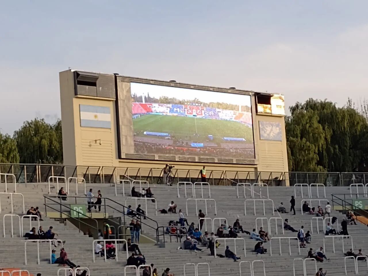 Cartel en el Estadio de Mendoza