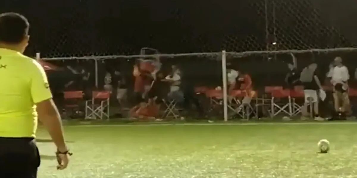 Violenta pelea en una partido de futbol en mixto en Berazategui: volaron sillas, botellazos y patadas