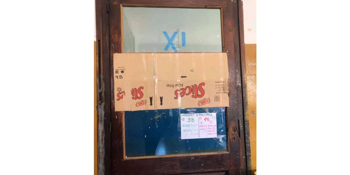 Alumnos de un colegio de La Plata taparon las ventanas con cartón para que no entre el frío: “No son condiciones dignas”