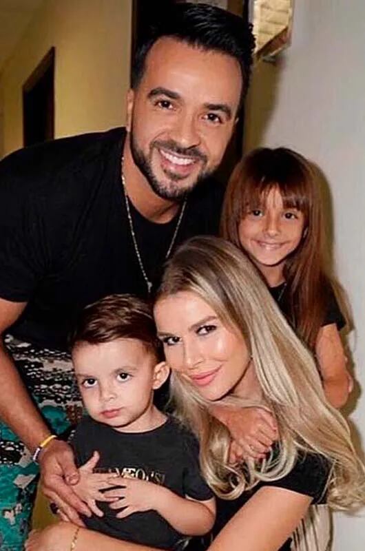 El tierno álbum familiar de Luis Fonsi con su esposa y sus dos hijos