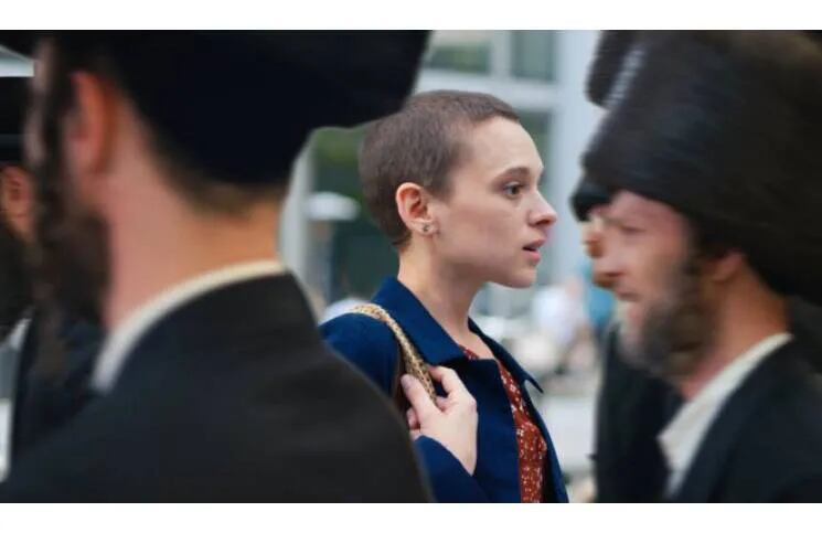 Qué es realidad y qué es ficción en "Poco Ortodoxa", la serie que es furor en Netflix 