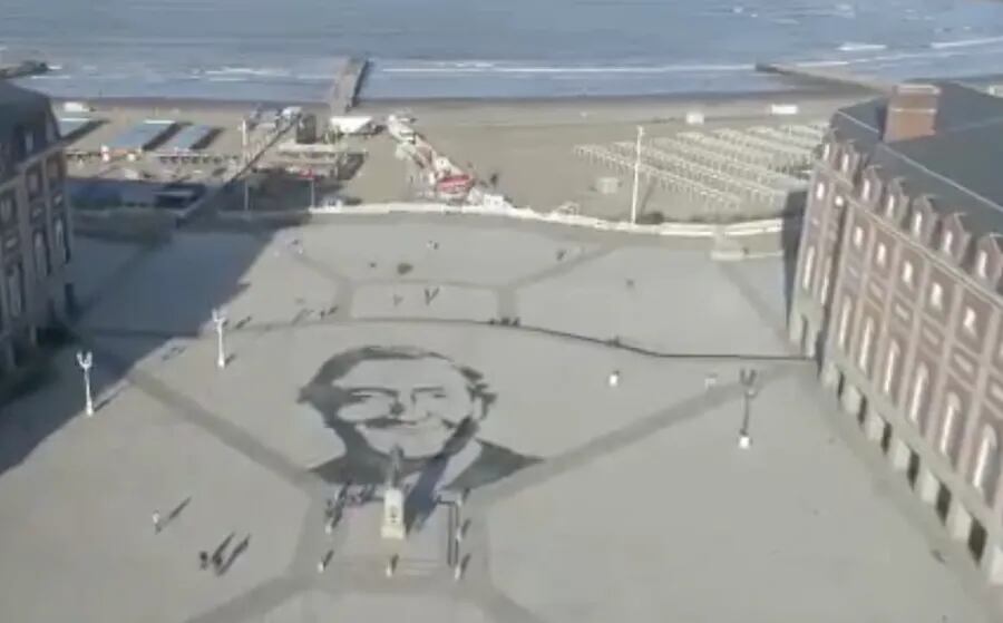 Pintaron la imagen de Néstor Kirchner en la Rambla de Mar del Plata