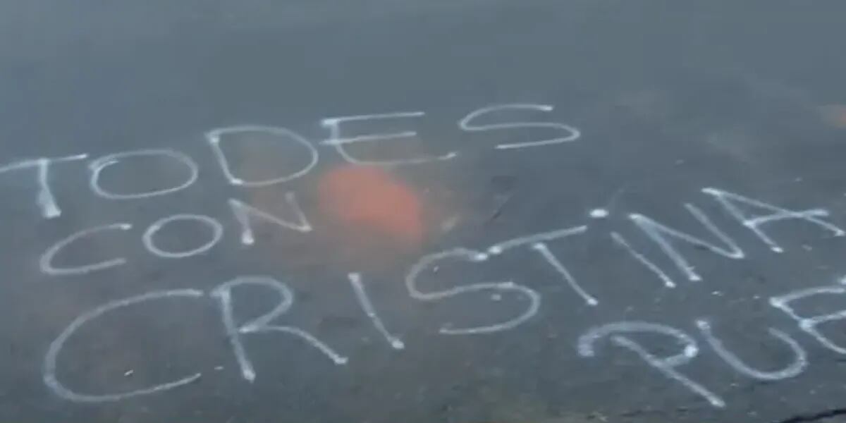 La particular pintada con lenguaje inclusivo que realizaron los militantes frente a la casa de Cristina Kirchner. (Foto: captura de pantalla de LN+)
