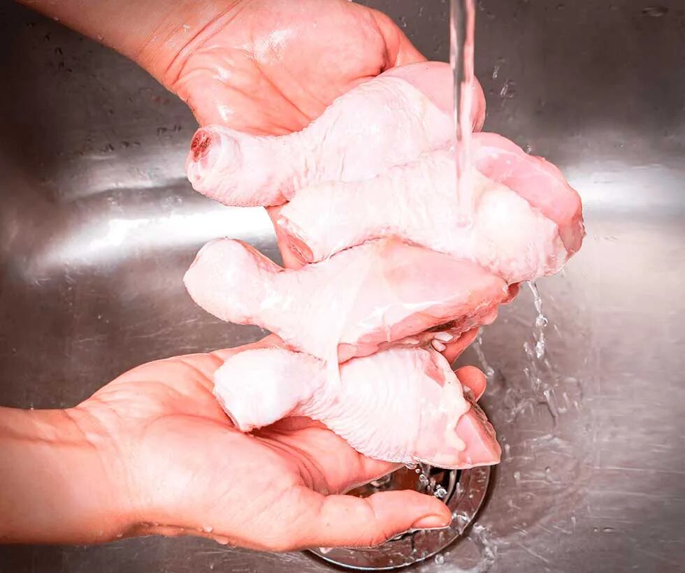Lavar el pollo antes de cocinarlo puede provocar intoxicación | La 100