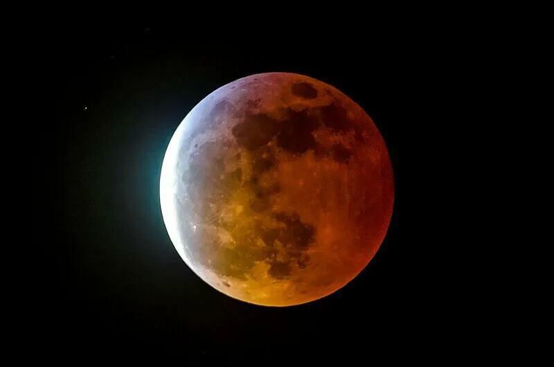 El planeta asistirá este domingo a un eclipse de luna o “luna sangrante”