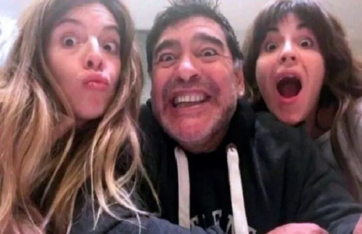 Gianinna Maradona publicó una foto inédita con Diego y Dalma, y su hermana prometió vengarse