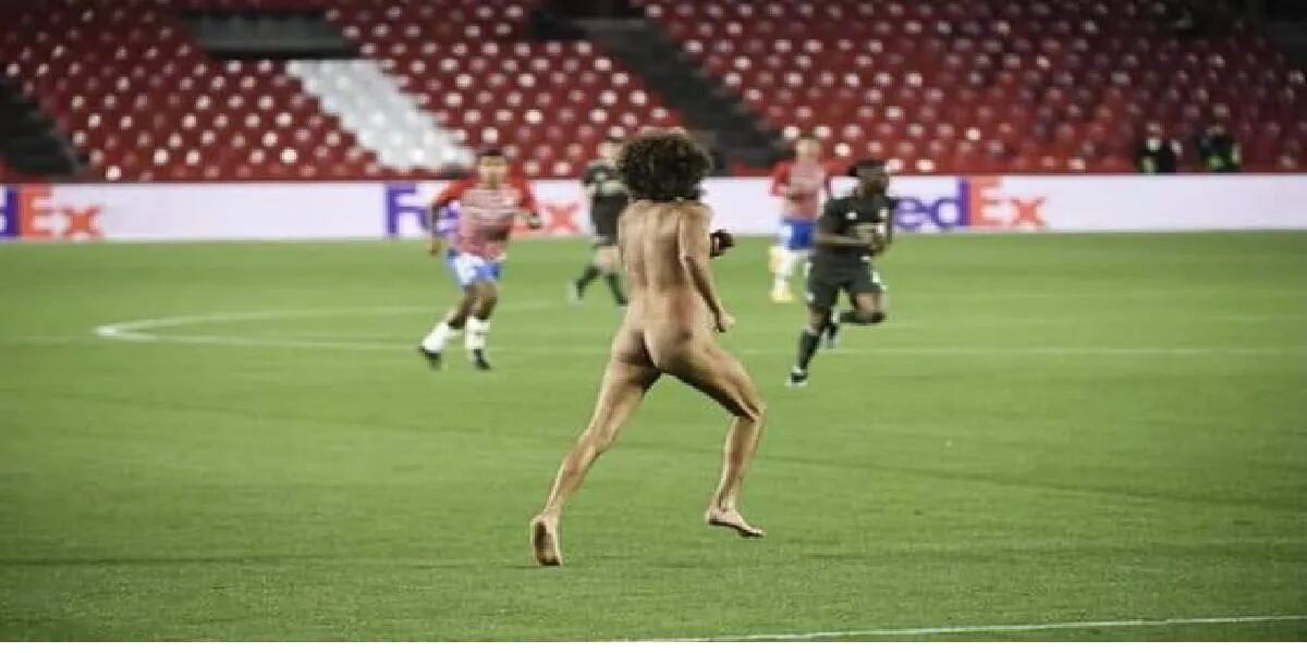 Un hombre invadió la cancha desnudo durante un partido en España (hay video)
