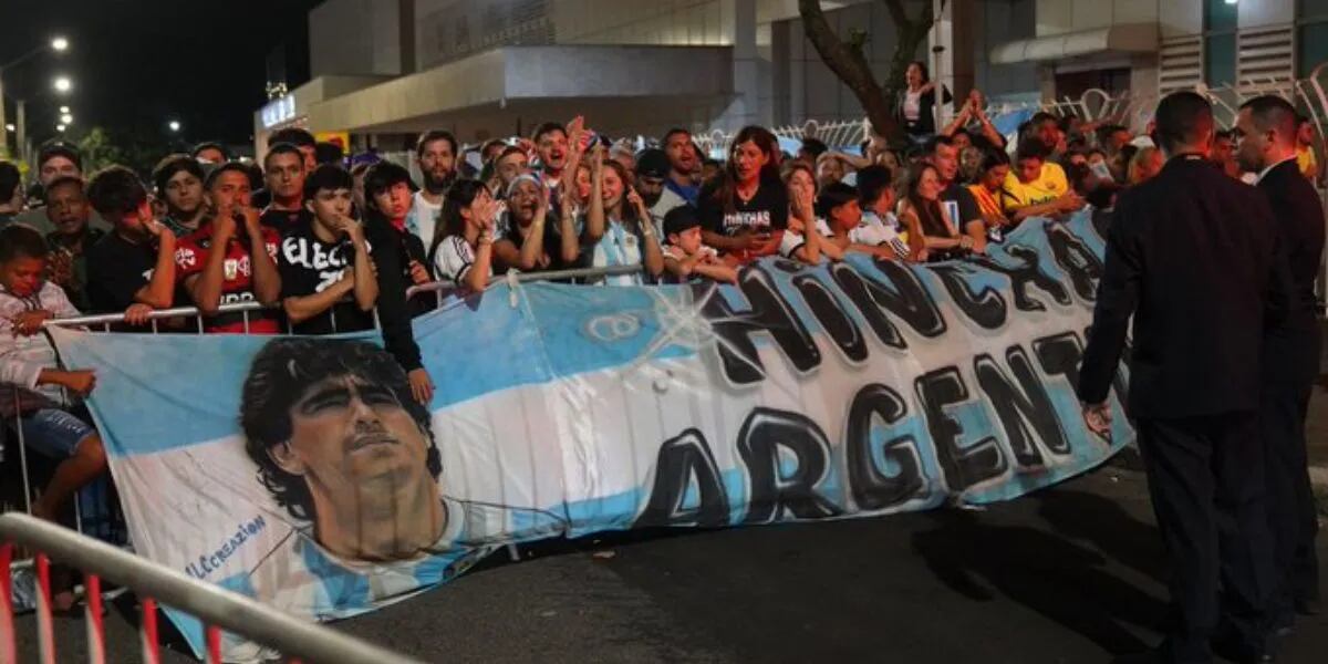 El tremendo recibimiento de los hinchas a la Selección Argentina a horas del partido contra Brasil: “Muchachos”