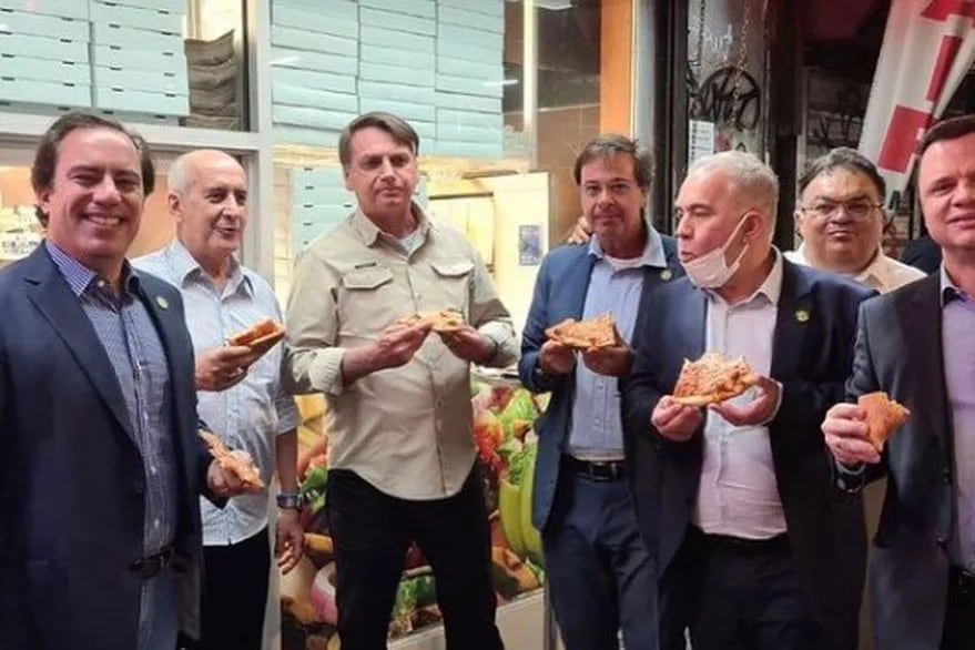 Jair Bolsonaro tuvo que comer pizza en la calle en Nueva York por no estar vacunado