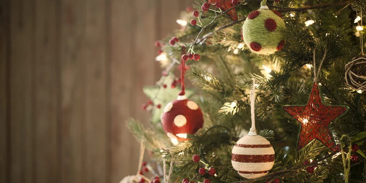 Mostró su truco para decorar arbolito de Navidad y se hizo viral 