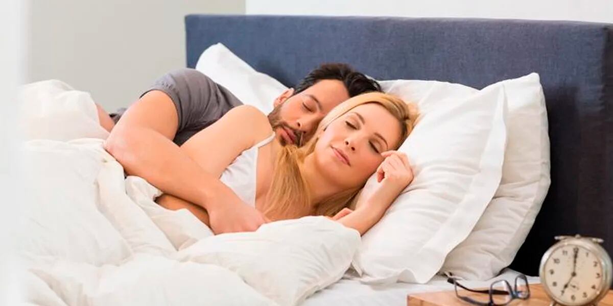 Los adultos duermen mejor acompañados que solos, según un estudio