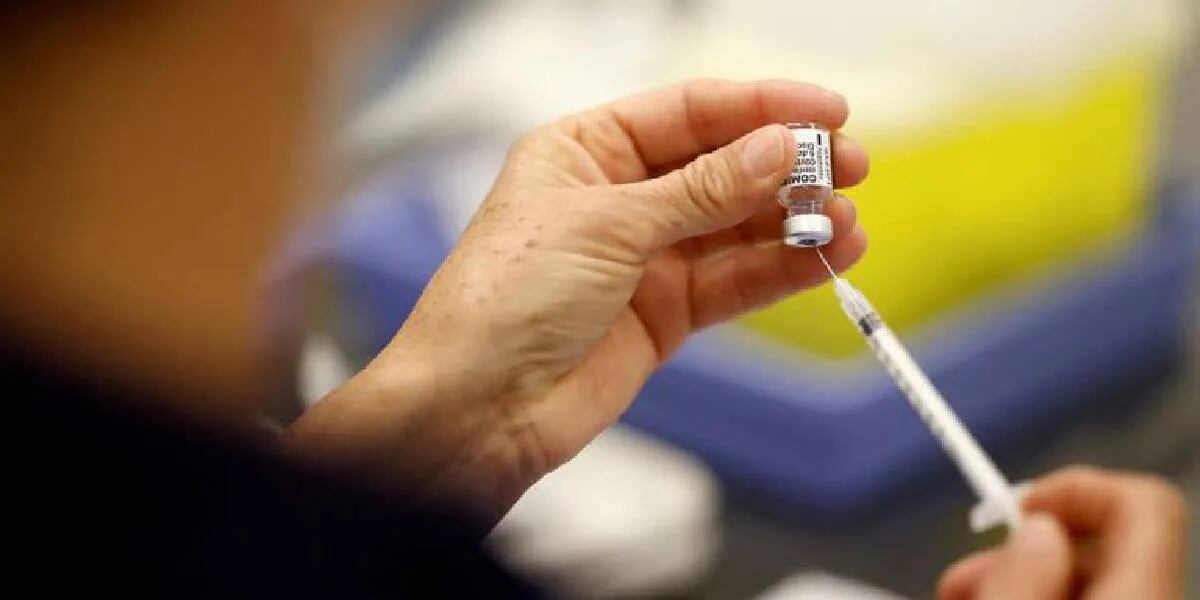 Coronavirus: quienes están vacunados y contraen el virus tienen menos posibilidades de contagiar a otros, según un estudio
