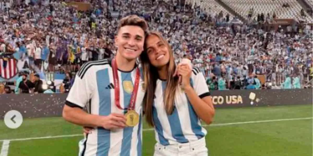 El apasionado beso de Emilia Ferrero con Julián Álvarez festejando que Argentina salió campeón: “Orgullosa de vos, te amo”