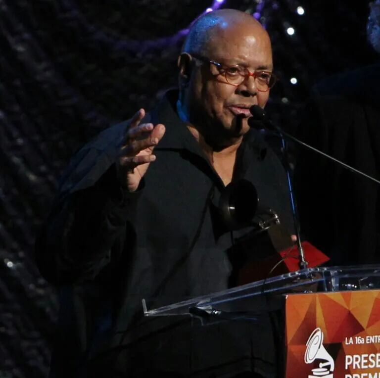 (Foto de archivo) El cantautor cubano Pablo Milanés acepta su Grammy Latino el 18 de noviembre de 2015 en Las Vegas, oeste de EEUU