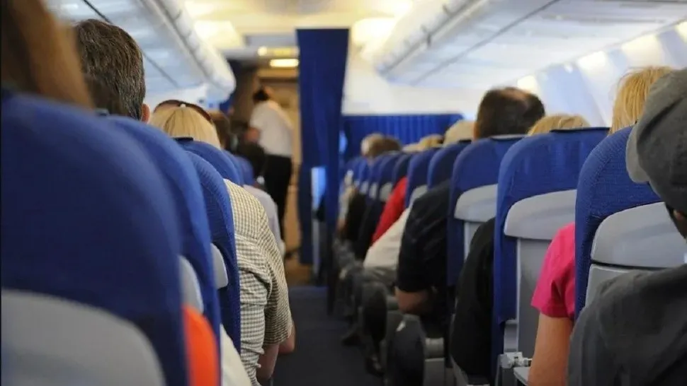 Subieron alcoholizados al avión y se agarraron a las piñas con una azafata y el piloto en pleno vuelo: “Fue vergonzoso”