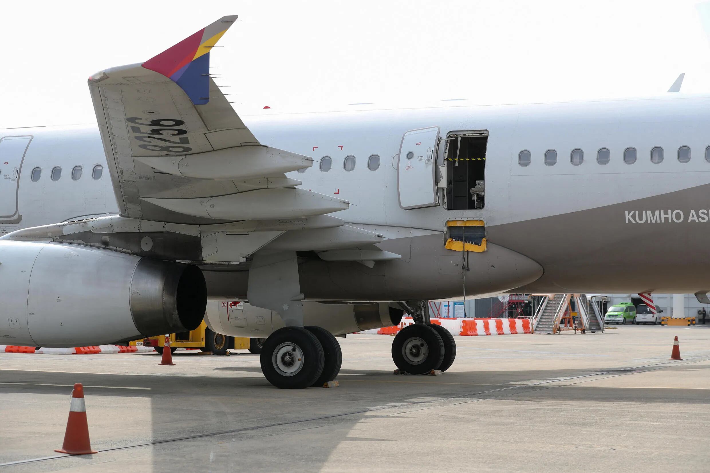 Una puerta abierta de un avión de Asiana Airlines se ve en el Aeropuerto Internacional de Daegu, en Daegu, el 26 de mayo de 2023, después de que fuera abierta manualmente por un pasajero a sólo 200 metros del suelo antes de aterrizar causando a algunos dificultad para respirar, pero sin lesiones importantes