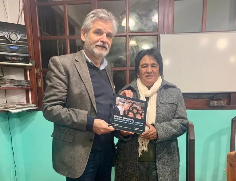 Daniel Filmus se juntó con Milagro Sala en Jujuy: le envió el saludo de Alberto Fernández y le entregó un libro de Néstor Kirchner