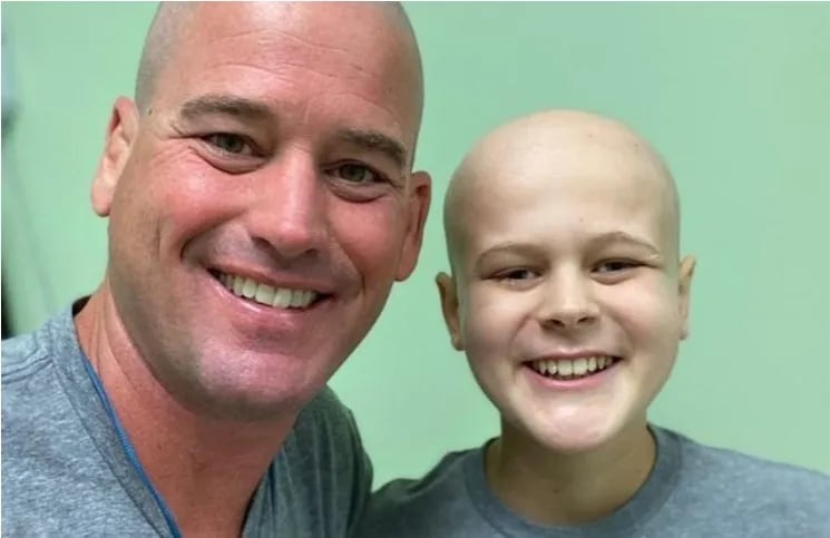 ¡Todo por verlo feliz! Un padre baila frente al hospital donde su hijo recibe una quimioterapia para hacerlo sonreír