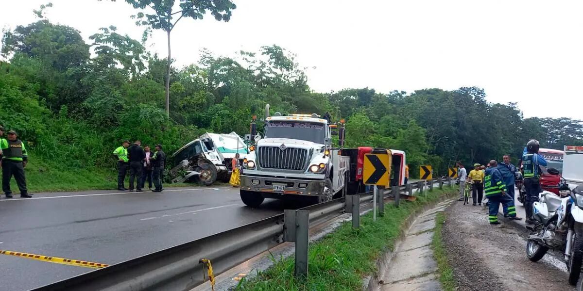Murieron 3 y hay 14 heridos: un colectivo lleno de pasajeros chocó con un camión de basura y provocó una dolorosa tragedia