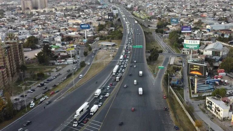 Jornada tensa en la AU Buenos Aires-La Plata por un bloqueo de transportistas: la advertencia de Berni