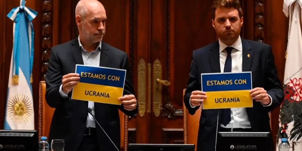 “Estamos con Ucrania”, Horacio Rodríguez Larreta comenzó las sesiones en la Legislatura con un cartel de apoyo al país europeo