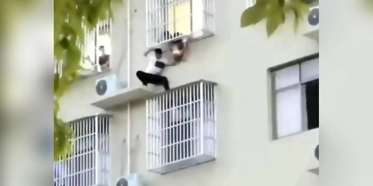 Video: el dramático momento en que un hombre intenta salvar a una nena de 2 años que quedó colgando de un sexto piso