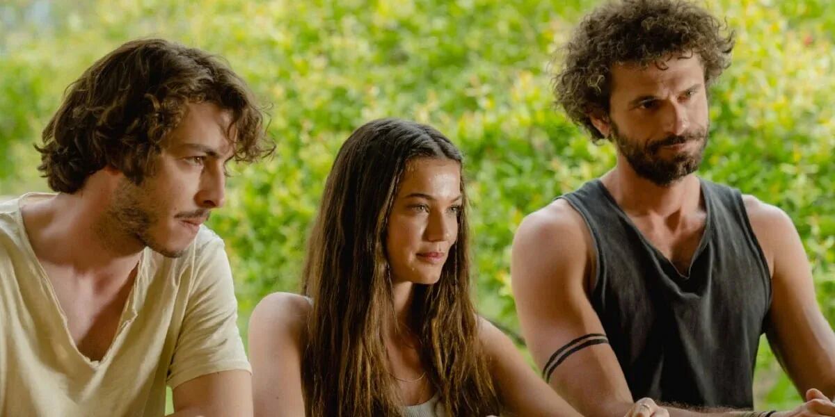Dura menos de dos horas y arrasa en Netflix: el trío más romántico y una lección de vida