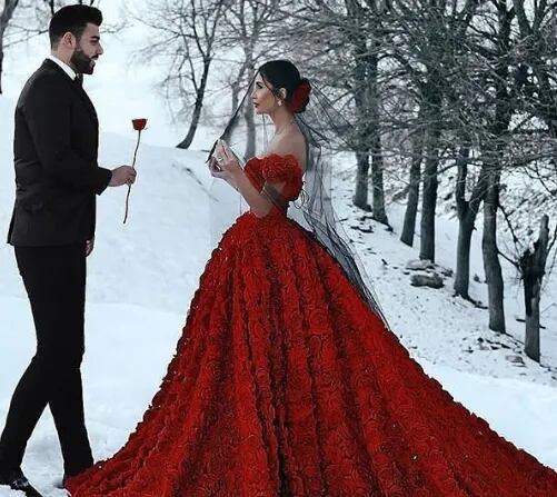 bolígrafo hélice Mucama Novia eligió casarse con un despampanante vestido rojo y se volvió viral |  Cienradios
