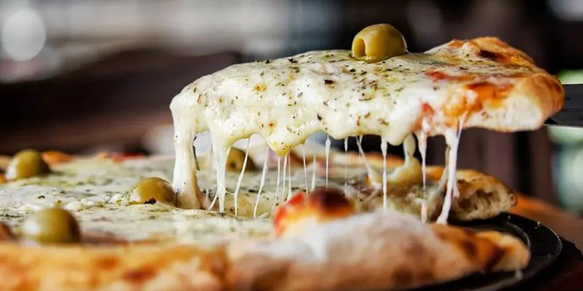 Pidió una pizza por delivery y lo que le llegó se volvió viral en las redes: “Hojas A4 con queso”