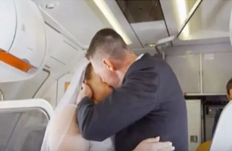 Él es australiano, ella de Nueva Zelanda y tuvieron la boda soñada: se casaron en medio de un vuelo entre ambos países