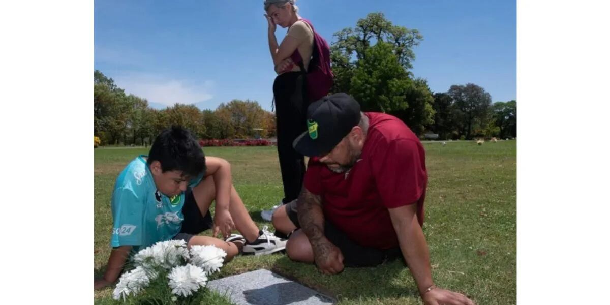 El devastador mensaje del papá de Lucas González al visitar su tumba a un año del crimen: “Nos enseñó a ser padres”