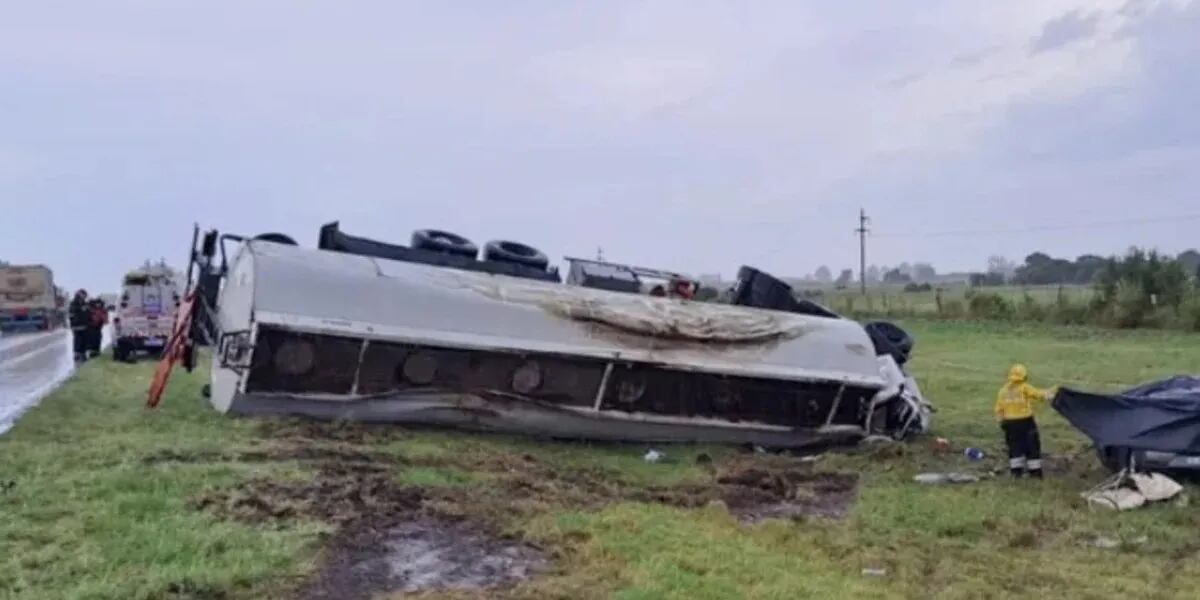 Murieron 5: viajaban por la “ruta de la muerte” con lluvia, chocaron contra un camión cisterna y desataron una tragedia