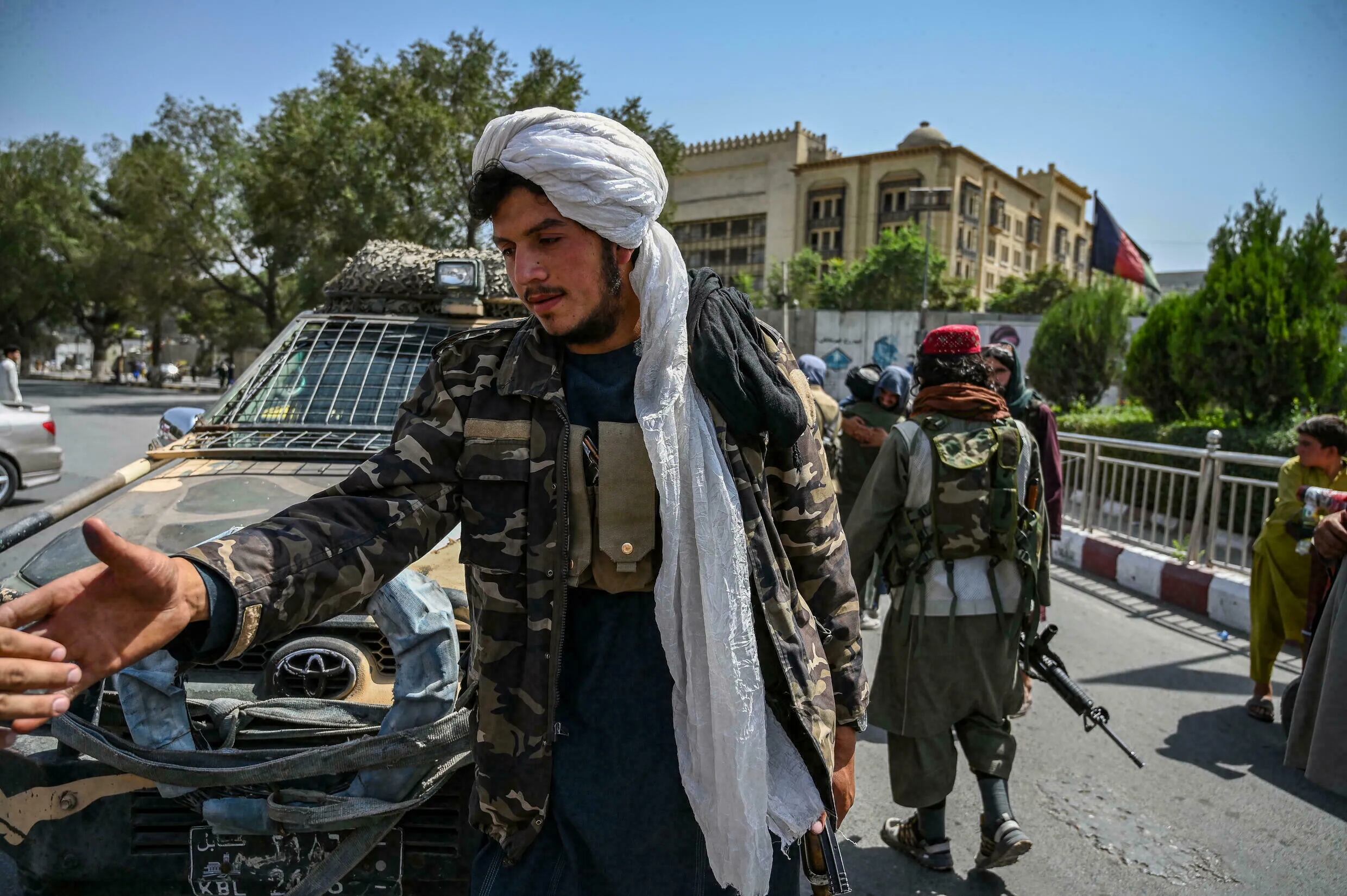 Combatientes talibanes patrullan Kabul después de su rápida toma de posesión de la capital afgana
