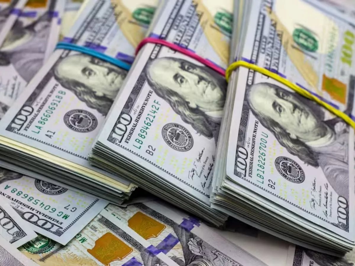 El dólar blue rompió el piso de los $900 a días del balotaje