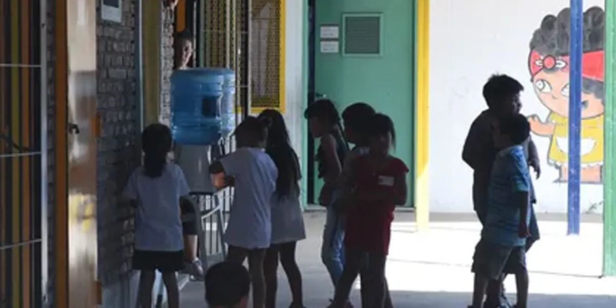 Ola de calor: en una escuela piden que los chicos vayan en malla para una "manguereada" en el recreo 