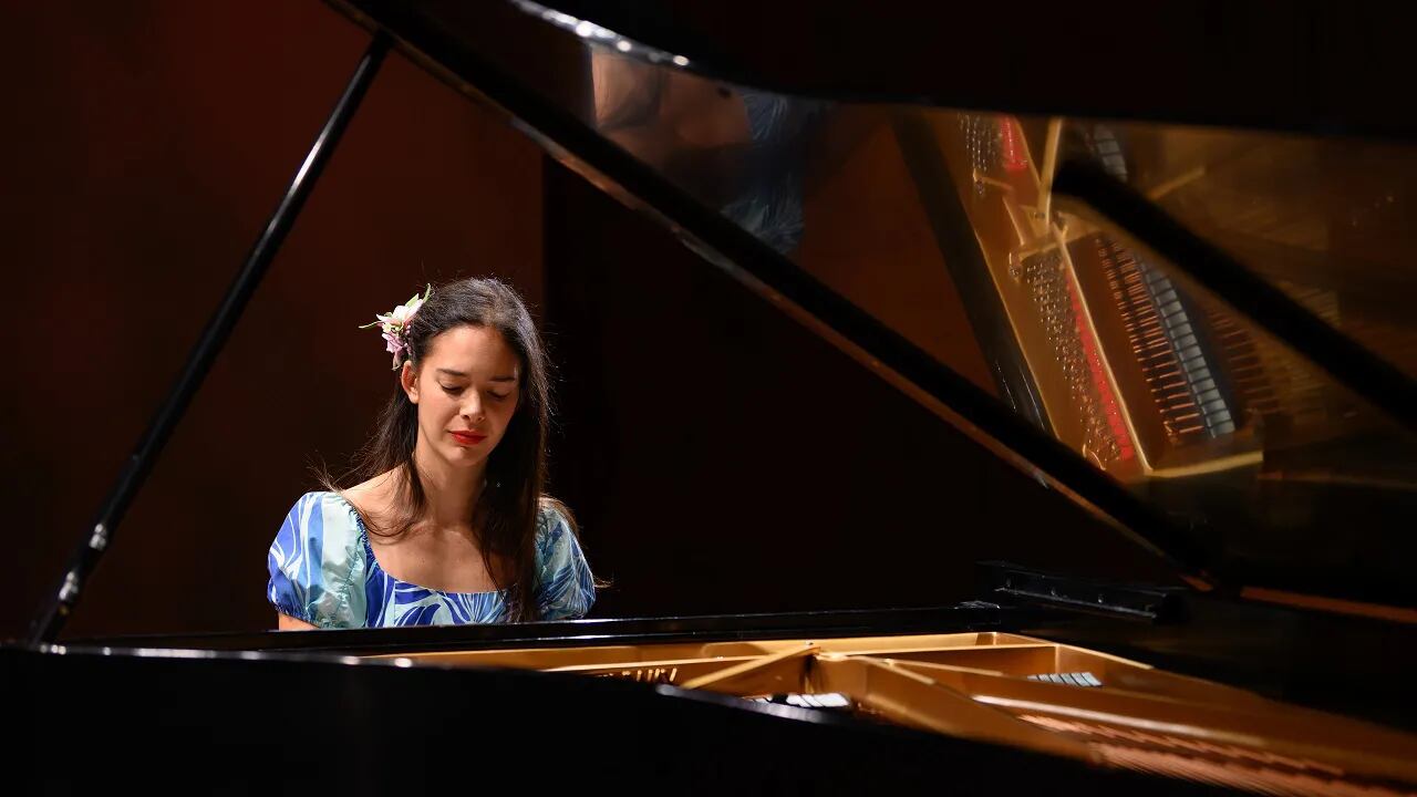Mahani Teave, la exitosa pianista que regresó a la Isla de Pascua para concretar su proyecto cultural con niños