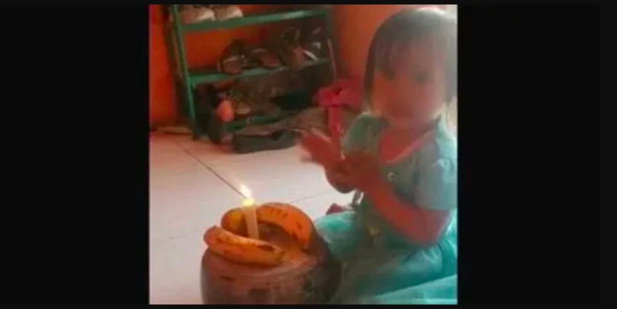 Padres sin mucho dinero improvisan una torta de cumpleaños con bananas y la reacción de su hija se vuelve viral