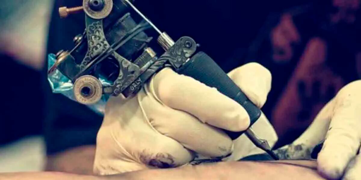 Una chica se tapó un tatuaje con el nombre su ex de una manera muy ingeniosa: “Todo me sirve”