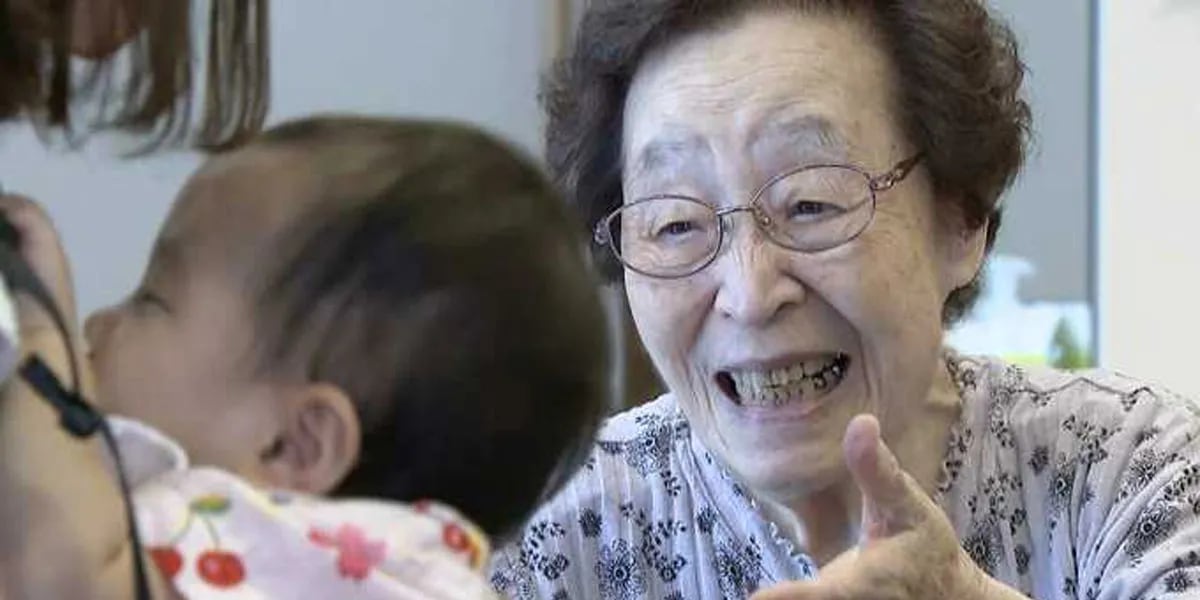 Contratan bebés para acompañar y “hacer sonreír” a los ancianos de un geriátrico