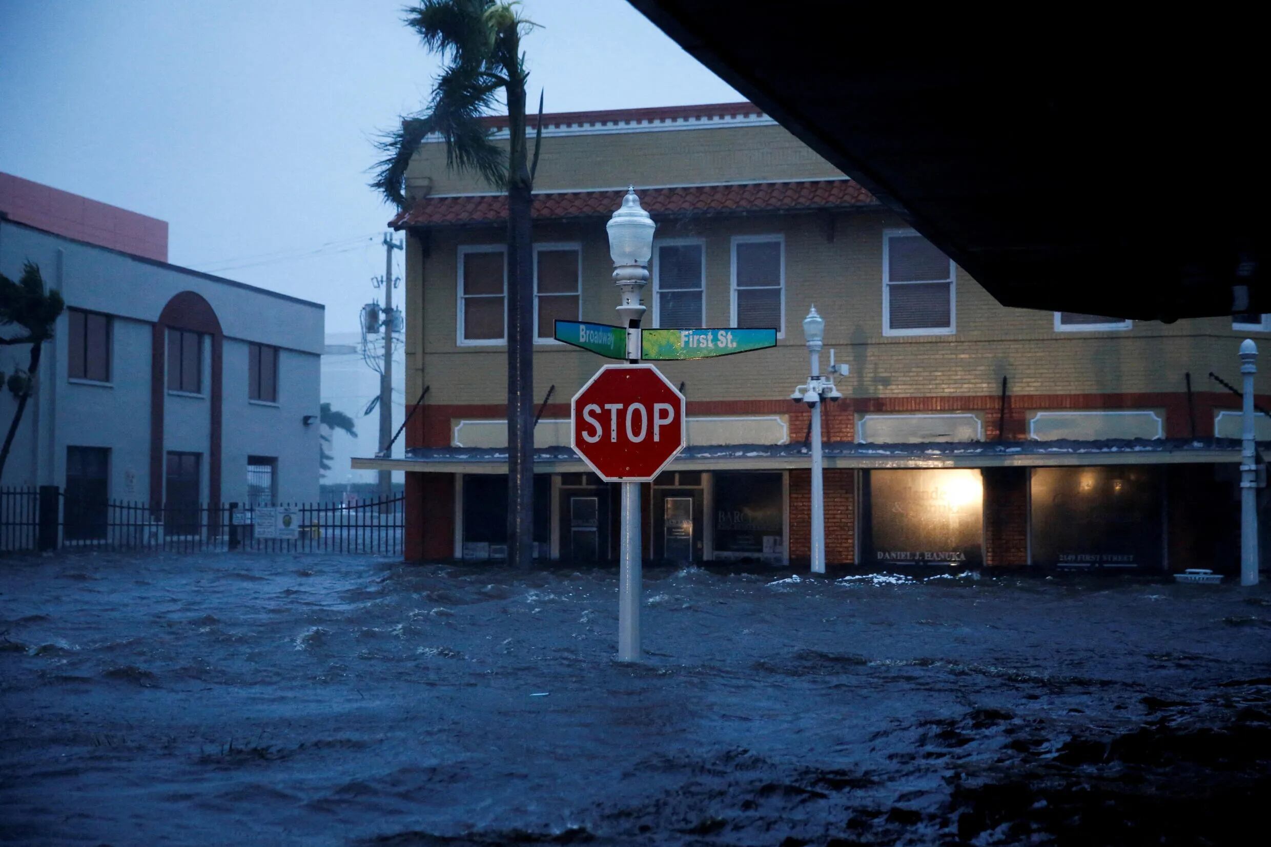 Una calle inundada se ve en el centro de la ciudad mientras el huracán Ian toca tierra en el suroeste de Florida, en Fort Myers, Florida, el 28 de septiembre de 2022.
