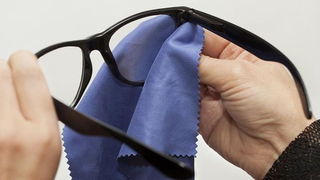 Cómo eliminar los rayones de los anteojos de manera casera