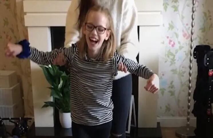 Video | El emotivo momento en que una nena de 10 años logra caminar por primera vez