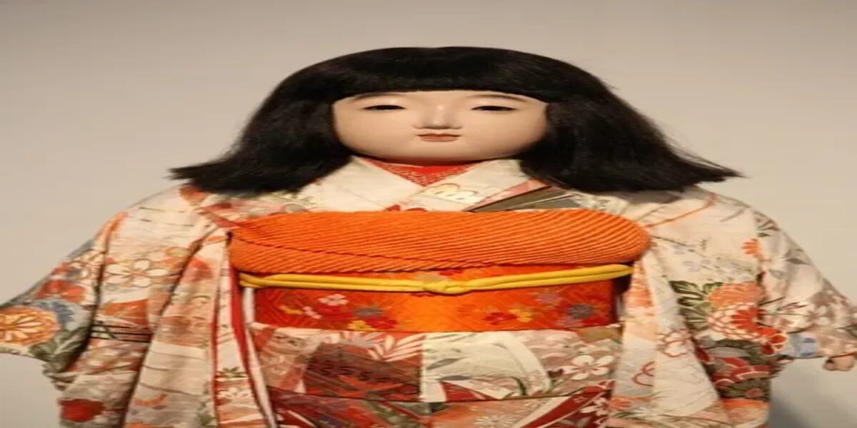 La aterradora historia de la muñeca japonesa poseída a la que nunca deja de crecerle el pelo