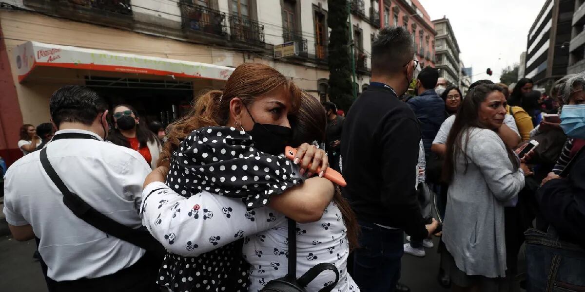 Un terremoto de 7,7 grados sacudió a México mientras se conmemoraban los aniversarios de dos grandes sismos