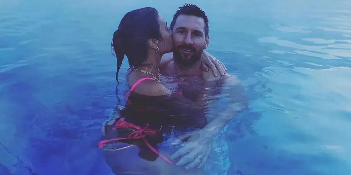 El beso entre Antonela Roccuzzo y Lionel Messi en los Alpes.